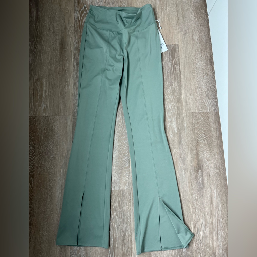 NWT Seaav yoga pants 
Size medium
